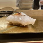 梅田 鮨 よこ田 - 石鯛の昆布締め　ねっとりと旨味の塊になってます！赤酢との相性は抜群！