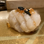 梅田 鮨 よこ田 - 生のホタテ　甘ーーーい！いくらの塩気とも合います！
