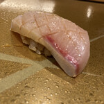 梅田 鮨 よこ田 - 鰤　酢橘の皮の香りが鮮烈！とても美味しい寿司でしたか、ネタ的には普通でした。