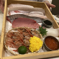 梅田 鮨 よこ田 - ネタケース！全国各地から届いた食材ばかりです！