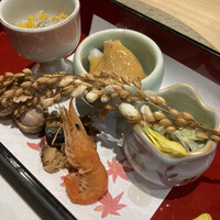 梅田 鮨 よこ田 - 生落花生、川海老、秋刀魚の甘露煮、つぶ貝と枝豆、鯨と薄揚げの辛子酢味噌、雑魚カラスミ