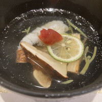 梅田 鮨 よこ田 - 鱧と松茸のお吸い物　ジュンサイのトロミが最高ですね！酢橘の香りも抜群！ほっこり胃も落ち着きます！