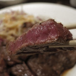 キャトルラパン - 鉄板からおろしてじんわり余熱で火を通します