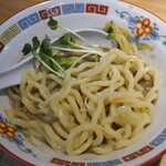煮干中華 余韻 - つけ汁に麺を投入