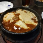 とんかつ多酒多彩 地蔵 - グツグツともつ煮込み登場〜。赤味噌仕立て。