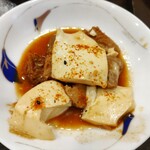 とんかつ多酒多彩 地蔵 - 取り分けて七味パラパラ。