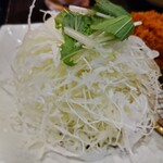 とんかつ多酒多彩 地蔵 - 千切りキャベツもこんもり。