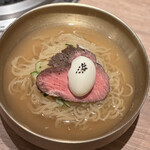 ユッケ 焼肉 生サムギョプサル 手打ち冷麺 ハヌリ - 牛肉骨系スープ冷麺（ローストビーフ乗せ）1,050円。