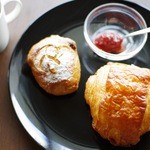 プチメゾン  - ドライイチジクとクルミのハード系のパンと、パン・オ・ショコラ