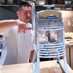 やまぐち - 氷の機械は名作「しらゆき」意外とローテクだが繊細な氷作るのはワザあり。こうやって手で削ります、と公開演技(笑)