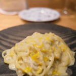 やまぐち - 菊の花散らして、渡り蟹たっぷりの玉子のパスタ。