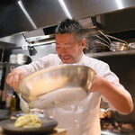 やまぐち - 絶対なにか、面白いことしゃべってる山口シェフ。