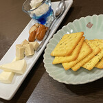 nomidokorohonaxtsu - チーズ盛りとクラッカー