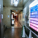 串揚げ maru - ＜2013年4月＞ビルの奥の方、この右手にありますよ。