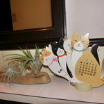 串揚げ maru - ＜2013年4月＞猫さんのカレンダーです。さり気なくグリーンも飾ってあって。。。o^.^o