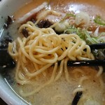 らーめん山頭火 盛岡大通店 - 麺はやや太め