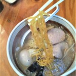 Ramen Gankutsuou - 焼き醤油ラーメン　麺アップ