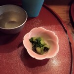 Nihonshu Dokoro Tashinami - 1杯目の奥。これでも食べていて、と出された野沢菜漬け。