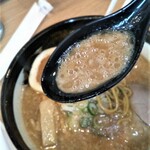麺や 虎鉄 - 醤油ラーメン　スープ