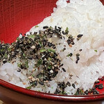 肉割烹 無膳福助 - 小さな野菜畑の残った味付け胡麻塩をふりかけていただきま〜す♫