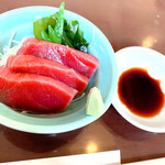 むぎわらぼうし - 十勝牛ヒレステーキ丼（味噌汁、漬物付き）
      ＋本マグロちょこっとお刺身（本日は昆布締め）
      1650円＋330円