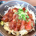 むぎわらぼうし - 十勝牛ヒレステーキ丼（味噌汁、漬物付き）
      ＋本マグロちょこっとお刺身（本日は昆布締め）
      1650円＋330円