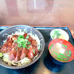 むぎわらぼうし - 十勝牛ヒレステーキ丼（味噌汁、漬物付き）
      ＋本マグロちょこっとお刺身（本日は昆布締め）
      1650円＋330円