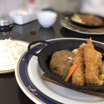 Donkihotei - 私はハンバーグも海老フライも捨てがたく、夫が一緒なので手伝ってくれると目論見。笑 ◆Aグリル（1,419円：税込）を。