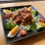 高タンパク&低カロリーの肉料理専門店KikuNiku - たっぷり野菜のピリ辛鶏もも肉