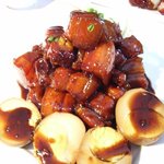 Yuan Yuan - 手前が紅焼肉。奥に少しだけ写り込んでいるのが糯米紅棗。