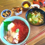 MIHARA KITCHEN - ■炙りサーモンと自家製いくらの醤油漬け丼定食