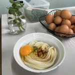 三嶋製麺所 - 新鮮な生卵は自己申告制。私は冷にぽっちん。これで小サイズ160円です。
