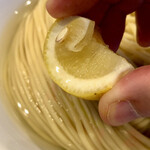麺屋鈴春 - レモンを絞り風味を加えて
