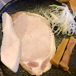 麺屋鈴春 - トッピングは別皿で提供