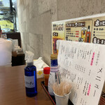 家庭料理居酒屋 よってって - カウンター後ろの4人席にお一人様！ありがとう
      
      ございます！ん、背後で聞こえるシャッター音！
      
      気になってしまいます…