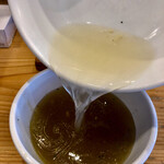 麺屋鈴春 - 麺後の昆布水を付け汁に注ぎ