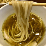 麺屋鈴春 - ニンニクと唐辛子のパンチが効いてます