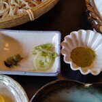 蕎麦処みやび - 薬味と抹茶塩