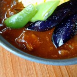 SHOKUDO&CAFE yumyum - (*^^*)揚げ茄子 と じゃがいもの 牛すじカレー