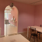 Naru korin - 店内飲食スペース　ピンクで可愛い