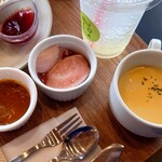 mitocafe&Market - ◯スープ
            ミルク感ある美味しい味わい。
            ◯カレー
            本格的でピリ辛、
            これ、美味しい味わいだねえ❕
            入ってた葉っぱはローリエの葉なのかな？
            次回はカレーランチを食べに来たいと心に誓う！