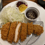 Tonkatsu Izakaya Arupiji - ロースカツは肉厚です