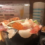 秋葉原旨い魚と焼酎.地酒 美味研鑽 TETSU - 極上海鮮丼スペシャル(正面:前から)