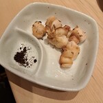 Sushigen - 貝の串焼き　黒山椒を付けて