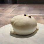 シュヴァル・ドゥ・ヒョータン - 弾力があり、ぷるんとハリのある表面。しっとりとしたチーズのミルキーで濃厚な味。チーズってミルクなんだと実感するピュアな味わいです。