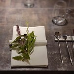 シュヴァル・ドゥ・ヒョータン - テーブルセット