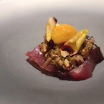 シュヴァル・ドゥ・ヒョータン - ユッケ風に仕立てアローカナの卵黄をのせています。飾られているのはオクラの花びら。仄かにオクラの香りと粘りがあります。