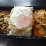 プリックタイ - レッドカレー＆ガパオ弁当。500円