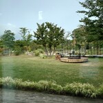 函館大沼 鶴雅リゾート エプイ - レストランから庭を眺めて