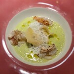 シュヴァル・ドゥ・ヒョータン - 真ん中に漁師工房拓さんから頂いたコブ鯛をムースにしたラビオリがあります。丸大水産の伊勢海老をミキュイにして共に浮かべています。